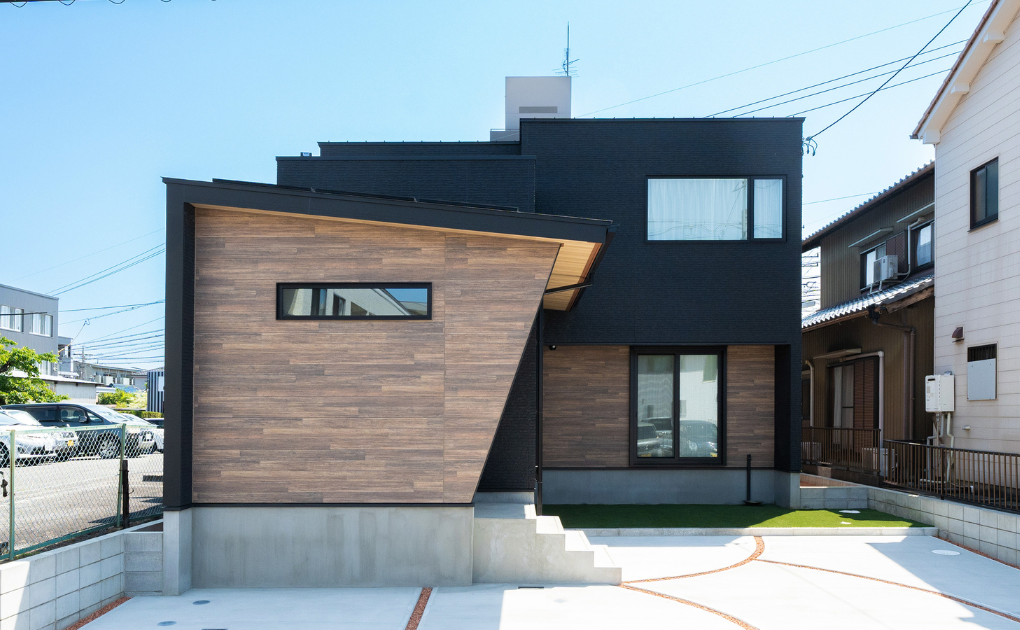 黒と木目調のモダンな外観の家 アイキャッチ画像