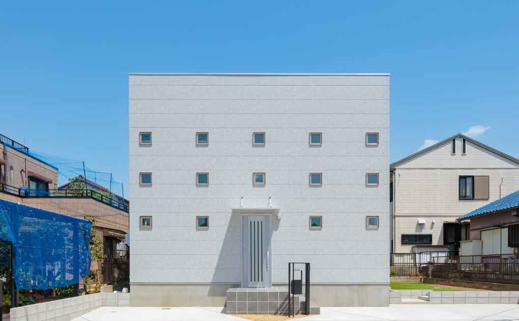光が降り注ぐ 中庭のある家
