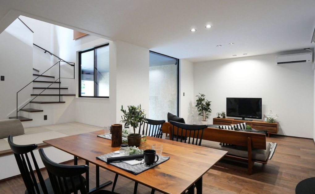 愛車を眺める贅沢なリビングのある家(H様邸宅) アイキャッチ画像