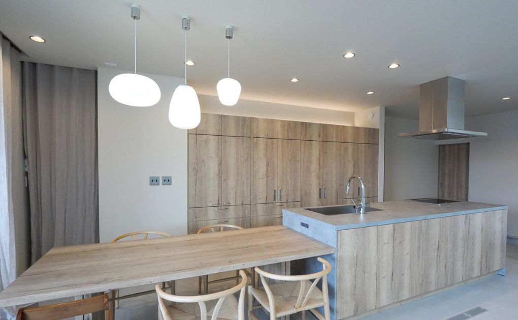 秋のリビングを彩る間接照明のアイデア～ラグジュアリーで演出する大人の空間 アイキャッチ画像