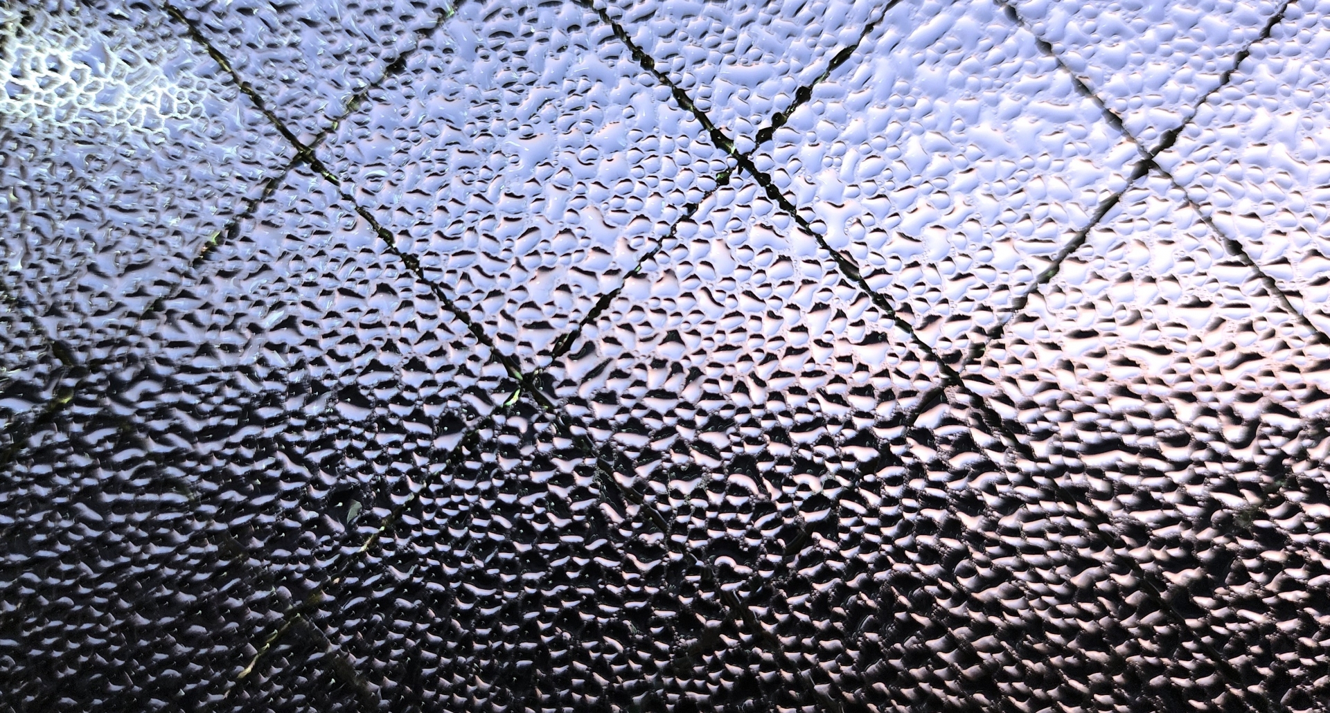 結露防止のアイデア！100均でできるものから本格的な内容まで・放置のリスクも アイキャッチ画像