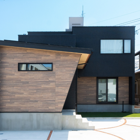 黒と木目調のモダンな外観の家 アイキャッチ画像