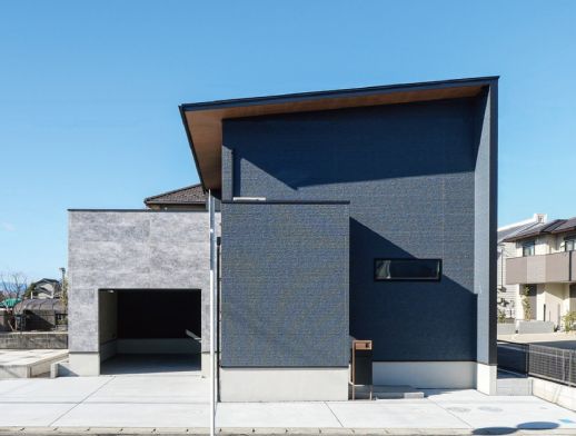 上品で日常に溶け込む、ナチュラルモダンな2階リビングの家 アイキャッチ画像